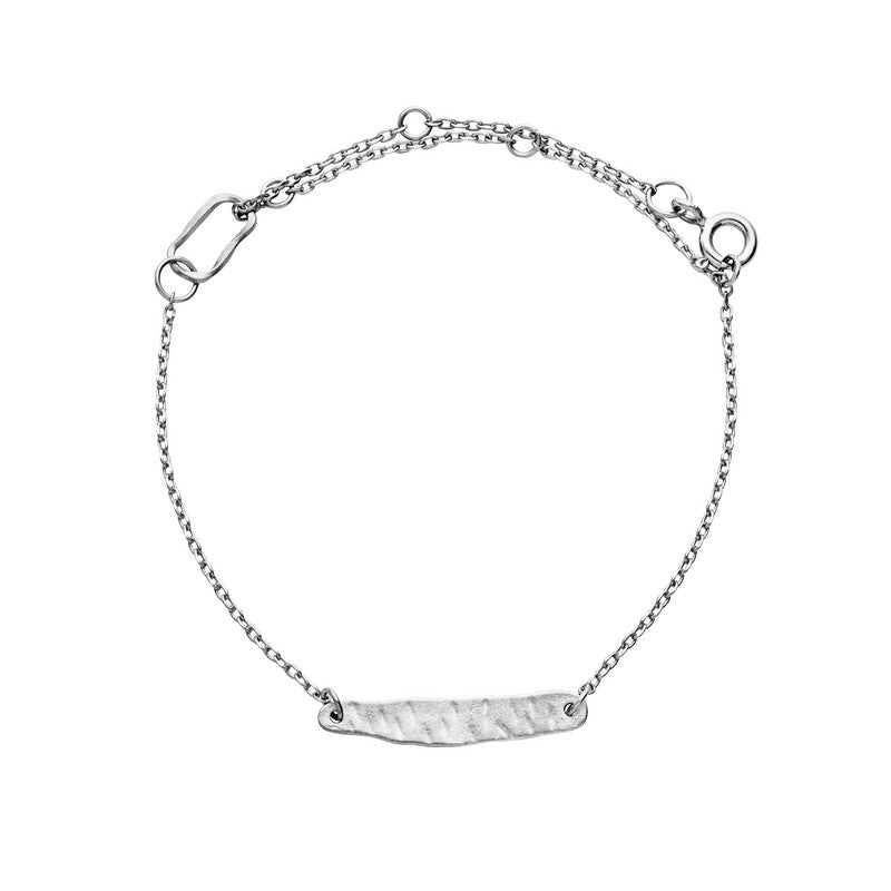 Albi armbånd i sølv fra Maanesten med justerbar kæde og hamret plade, 16–21 cm.